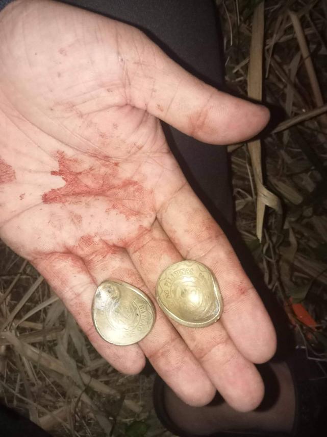 CELLPHONE AT COINS, INILIGTAS ANG&nbsp;PULIS