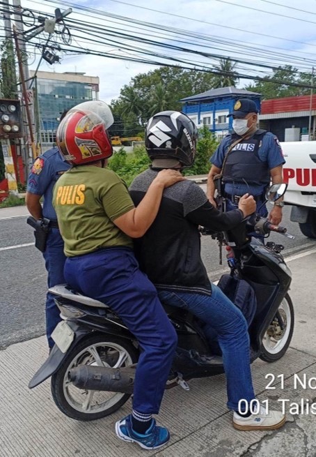 Ginang na Nagpanggap na Pulis, Arestado ng Talisay&nbsp;PNP