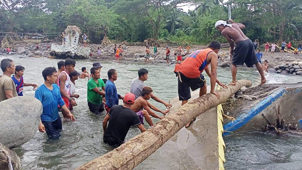 FOOTBRIDGE NA ITINUMBA NI PAENG BAYANIHANG ITINAYONG MULI NG MGA&nbsp;RESIDENTE