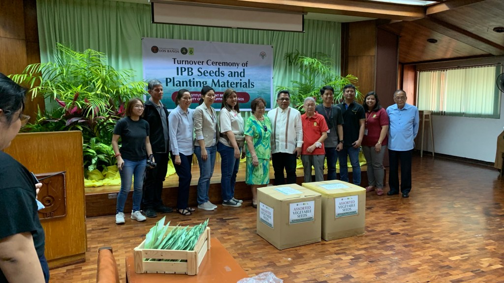 IPB TURNS OVER VEGETABLE SEEDs TO&nbsp;DA